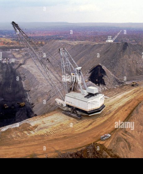aerial-view-of-open-pit-coal-mine-and-dragline-digging-machine-northeast-B6AHHR (1)
