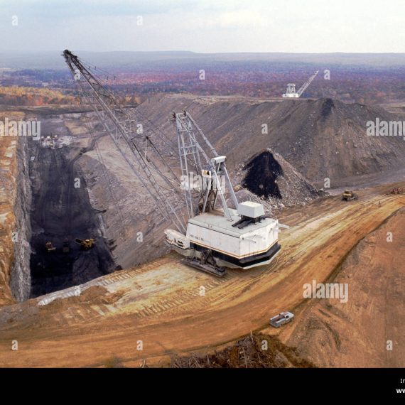 aerial-view-of-open-pit-coal-mine-and-dragline-digging-machine-northeast-B6AHHR (1)
