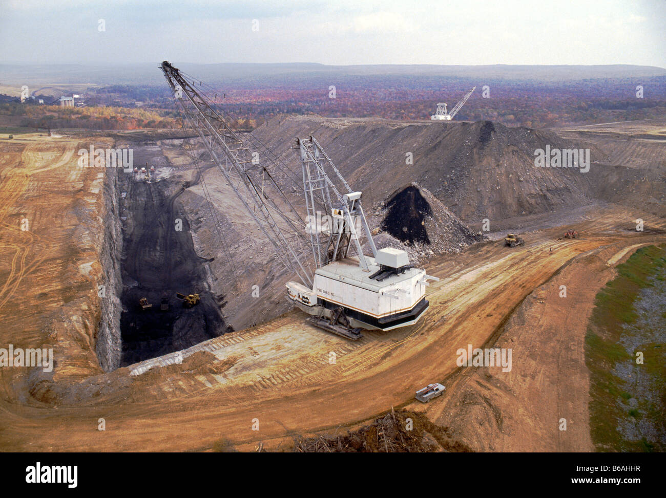 aerial-view-of-open-pit-coal-mine-and-dragline-digging-machine-northeast-B6AHHR (1)