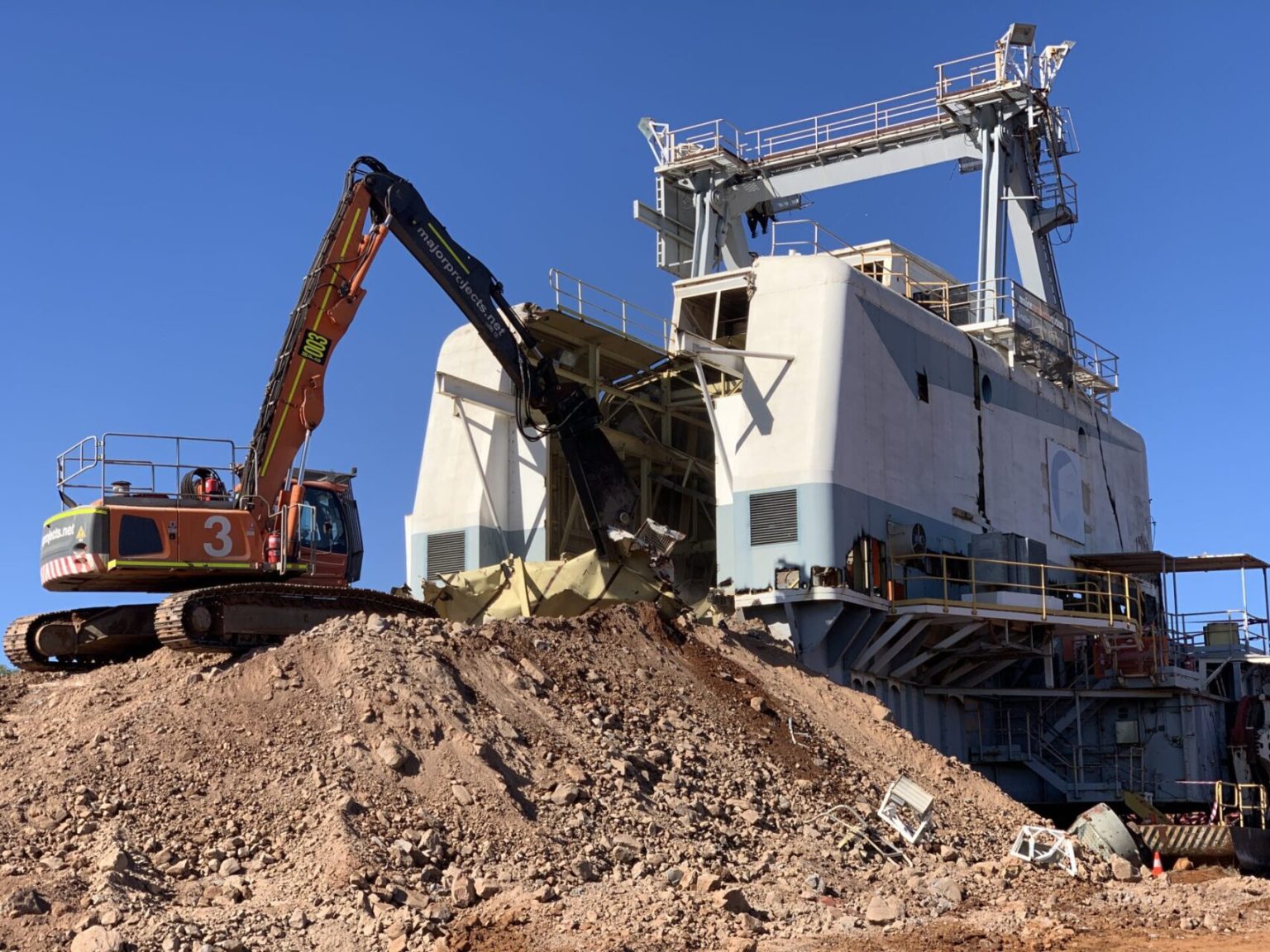 Idemitsu_Dragline-Demolition_Mechanical-Demolition-scaled